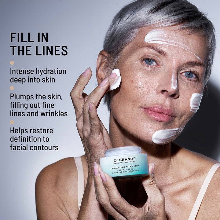 Dr Brandt Hyaluronic Face Cream 50 g fuktighetskrem påføres ansiktet til en modell for å fylle ut fine linjer.