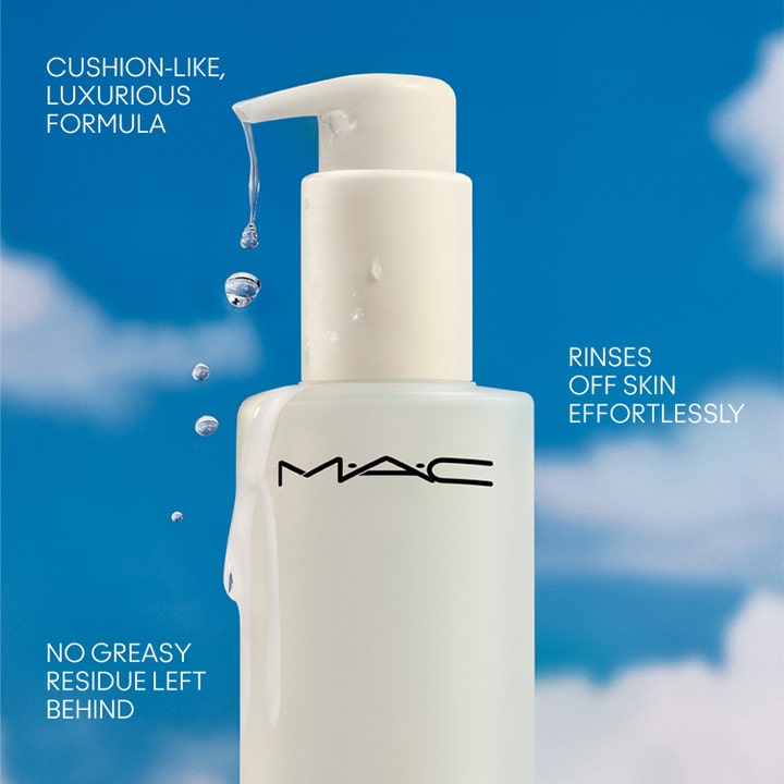 MAC Cosmetics Hyper Real Fresh Canvas Cleansing Oil 200 ml ansiktsrengjøring i hvit pumpeflaske mot blå himmel