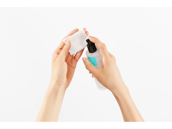 COSRX Two In One Poreless Power Liquid 100 ml poreminimerende toner som påføres en bomullspad fra frostet pumpeflaske