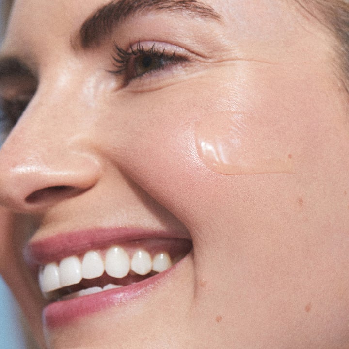 KORA Organics Kakadu Plum Vitamin C Serum 30 ml gir glød med en lett tekstur på huden til en smilende kvinne.