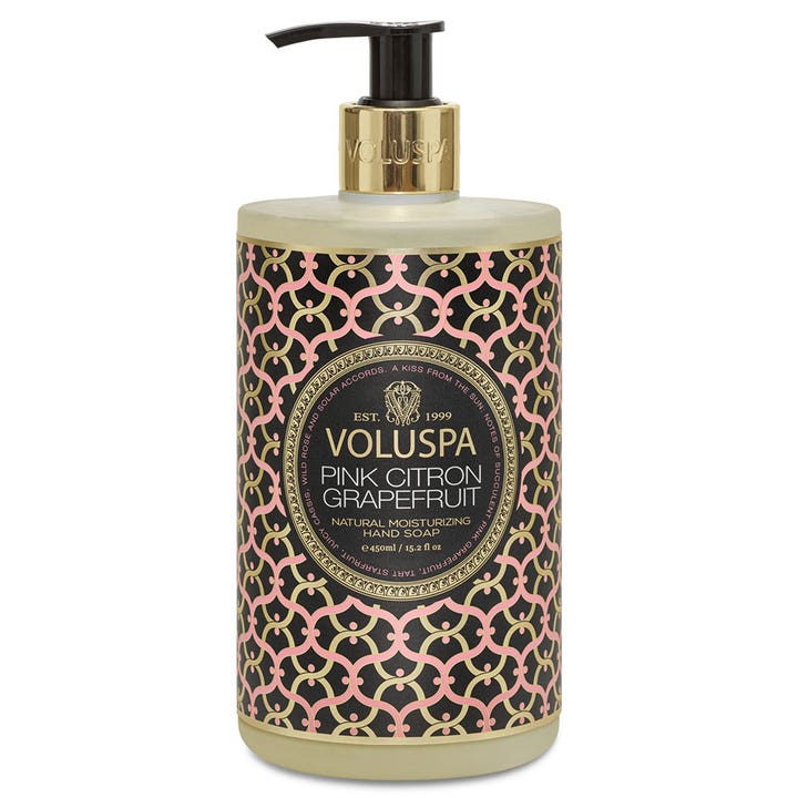 Voluspa Pink Citron Grapefruit 450 ml fuktighetsgivende håndsåpe i mønstret flaske med rosa detaljer og gullpumpe.