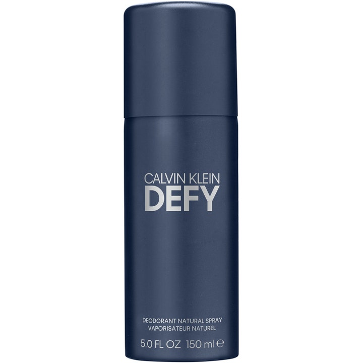 Calvin Klein Defy 150 ml deodorant spray gir friskhet i en stilren mørkeblå matt flaske med sølvfarget tekst.