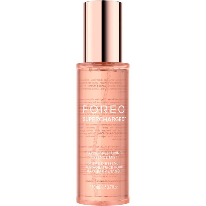 Foreo Supercharged Barrier Restoring Essence Mist 110 ml styrkende ansiktsspray i ferskenfarget flaske med rosegullkork.