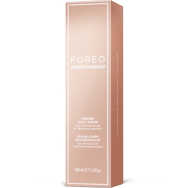 FOREO SUPERCHARGED Firming Body Serum 100 ml i en rosegullfarget eske som gir en oppstrammende effekt.