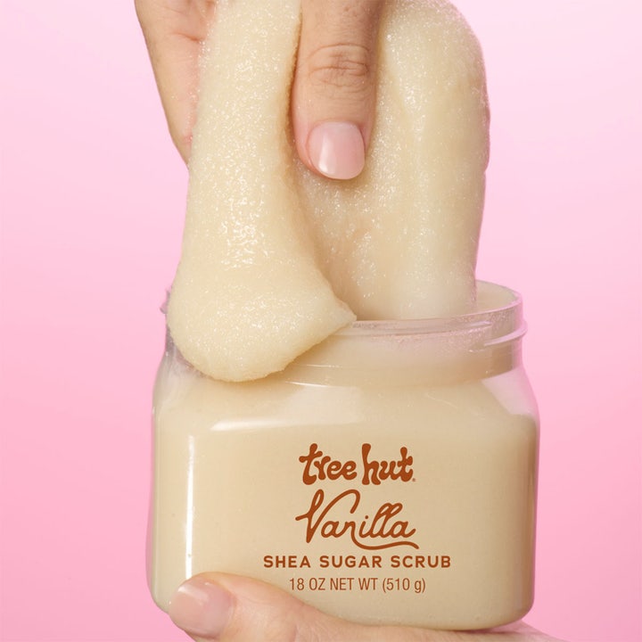 Tree Hut Shea Sugar Scrub Vanilla 510 g kropsskrubb med tykk kornete tekstur i gjennomsiktig krukke