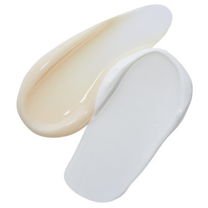 No7 Pure Retinol Triple Action Day Cream Duo 2 x 50 ml dagkrem med retinol viser glatt hvit og beige tekstur