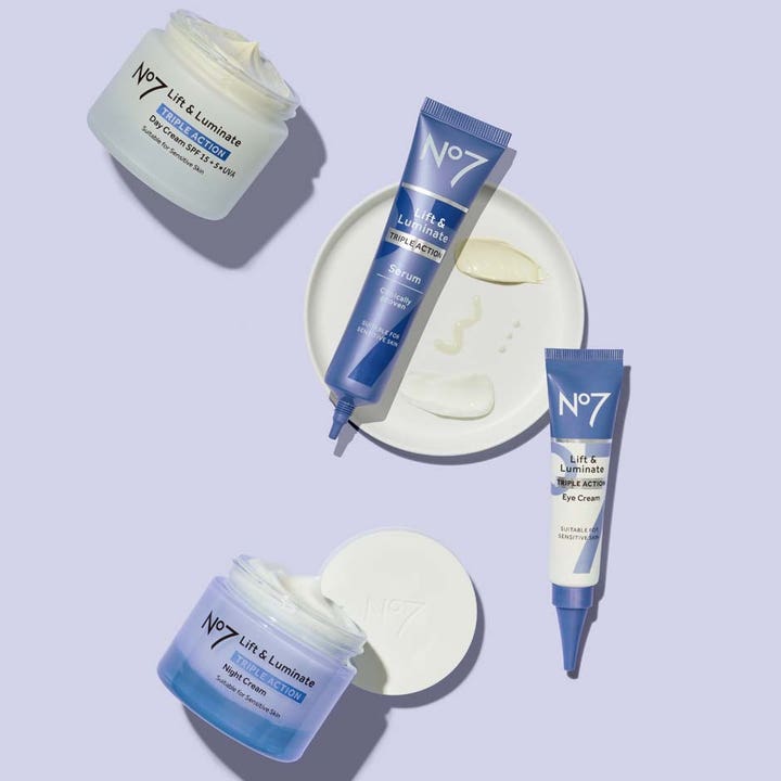 No7 Lift & Luminate Triple Action Eye Cream 15 ml i hvit tube ved siden av serum og ansiktskrem