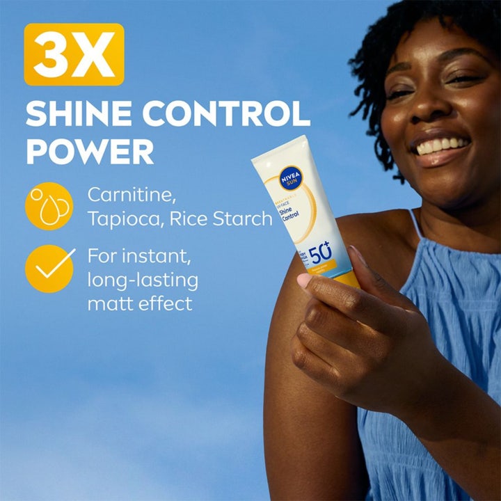 NIVEA UV Face Shine Control Cream 40 ml ansiktssolkrem SPF 50+ gir matt effekt og holdes av en smilende kvinne.