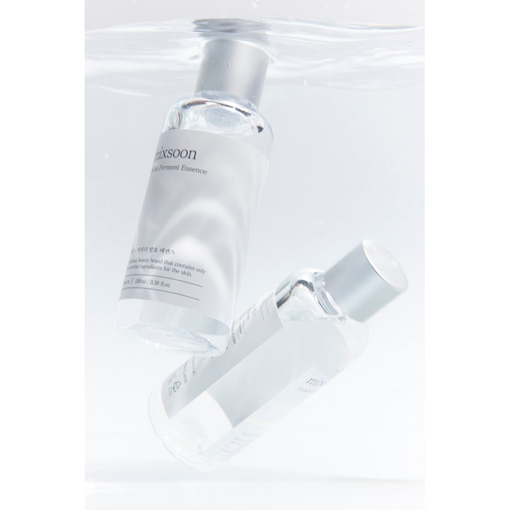Mixsoon Bifida Ferment Essence 100 ml ansiktsserum i to klare flasker med sølvkork nedsenket i vann.