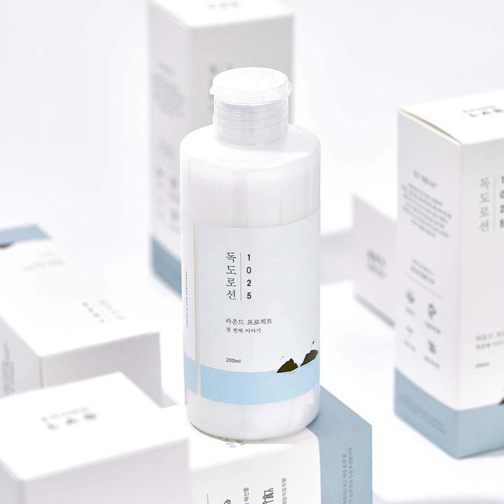 Round Lab 1025 Dokdo Lotion 200 ml fuktighetsgivende lotion i hvit flaske med blå etikett omgitt av esker