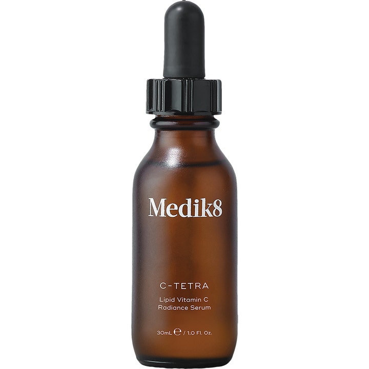 Medik8 C-Tetra Lipid Vitamin C Radiance Serum 30ml gir glød i en brun frostet glassflaske med praktisk sort pipette