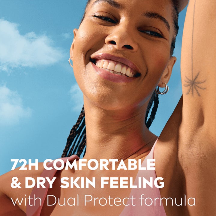 NIVEA Dry Fresh Deospray 150 ml med Dual Protect formula gir 72 timers tørr hudfølelse vist av en smilende kvinne.