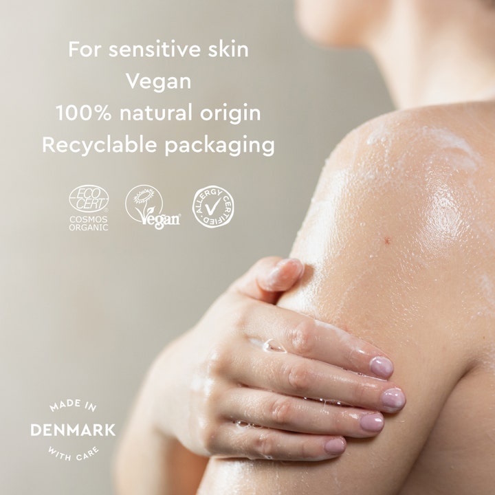 Urtekram Body Wash Fragrance Free 200 ml vegansk dusjsåpe for sensitiv hud vist som skummende tekstur i bruk.