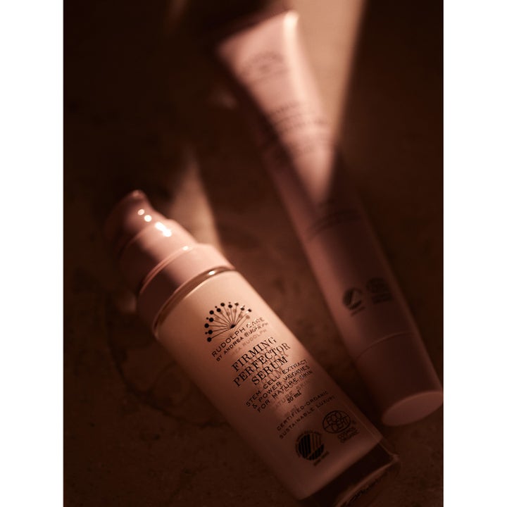 Rudolph Care Firming Perfector Serum 30 ml oppstrammende serum for moden hud i pumpeflaske av glass i varmt lys.