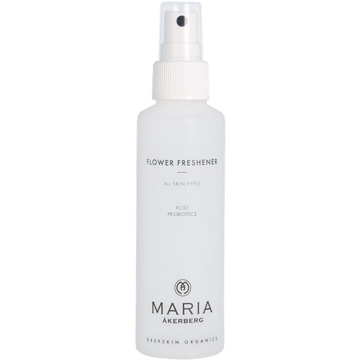 Maria Åkerberg Flower Freshener ansiktsvann med fuktighetsgivende rose og probiotika i en hvit frostet sprayflaske