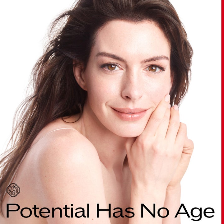 Shiseido Vital Perfection Overnight Firming Treatment 80 ml nattkrem med Anne Hathaway og teksten Potential Has No Age