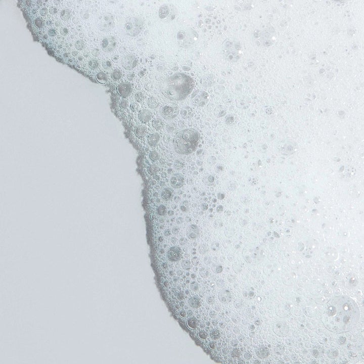 Dermalogica Clearing Skin Wash 2x500 ml ansiktsrens med salisylsyre og hvit skummende tekstur