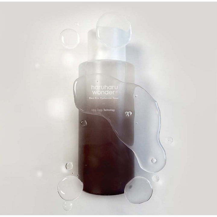 haruharu wonder Black Rice Hyaluronic Toner 150 ml fuktighetsgivende toner i mørk lilla flaske med vannsprut