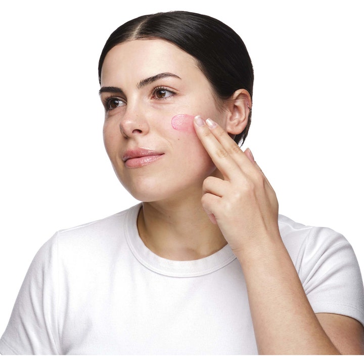The Ordinary Soothing & Barrier Support Serum 30 ml beroligende ansiktsserum som påføres huden med en rosa farge.