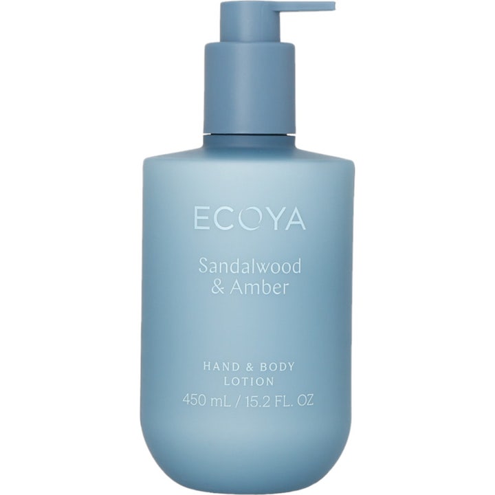 Ecoya Sandalwood & Amber 450 ml pleiende hånd og kroppslotion i en matt blå flaske med matchende pumpe