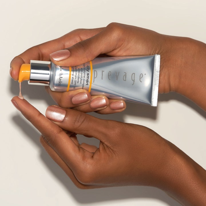 Elizabeth Arden Prevage City Smart SPF 50 40ml fuktgivende solkrem pumpes ut som en beige krem fra en sølvtube