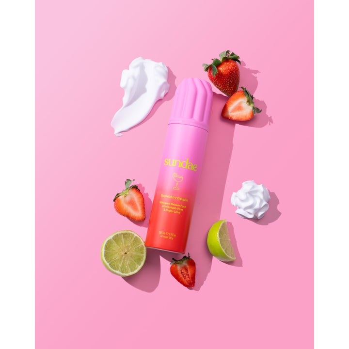 Sundae Whipped Shower Foam Strawberry Daiquiri 265 ml gir fuktighet i rosa flaske omgitt av jordbær, lime og hvitt skum.