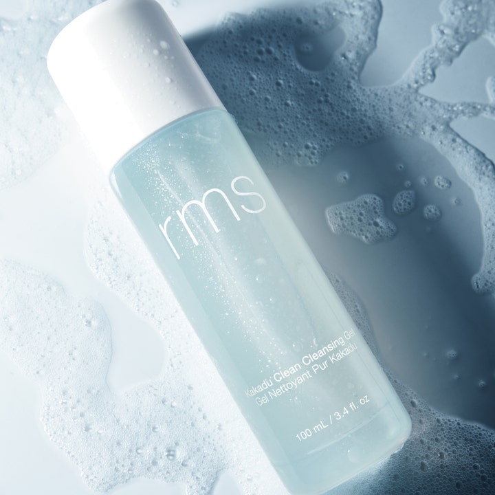 RMS Beauty Kakadu Clean Cleansing Gel 100 ml ansiktsrens i lyseblå flaske omgitt av hvitt skum