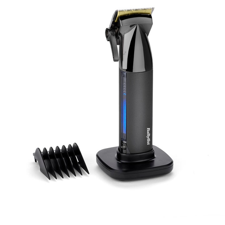 BaByliss Pro Trimmer gir presis hårklipp i svart design med gullfarget blad i ladestasjon med blått lys.