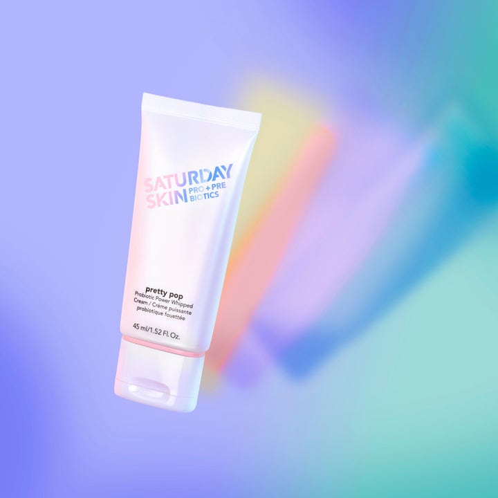 Saturday Skin Pretty Pop Probiotic Power Whipped Cream 45 ml ansiktskrem i hvit tube mot fargerik pastellbakgrunn.