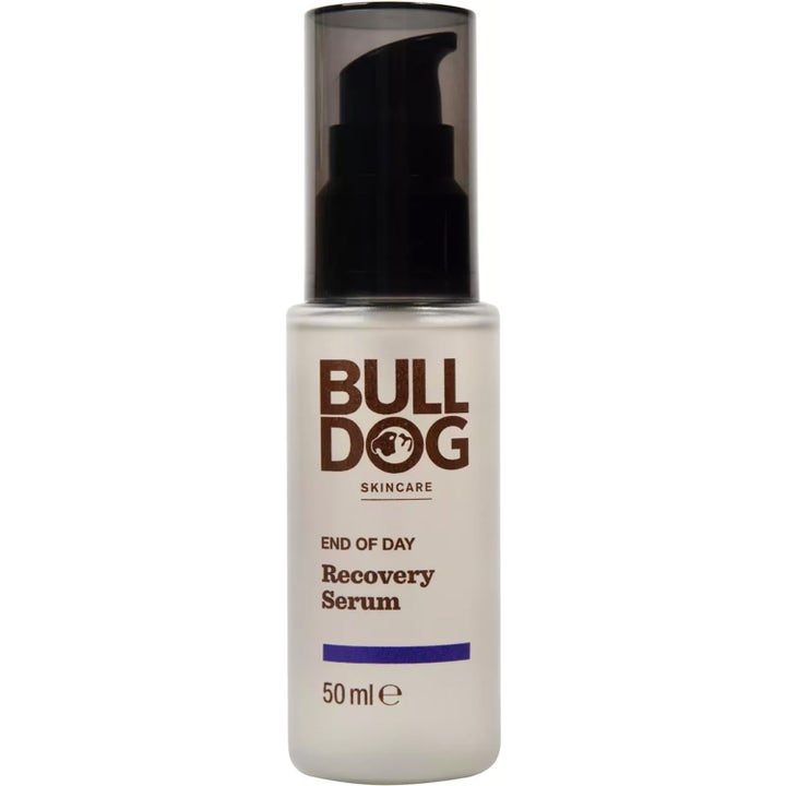 Bulldog End of Day Recovery Serum 50 ml pleiende ansiktsserum i hvit pumpeflaske med mørkt gjennomsiktig lokk