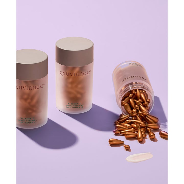Exuviance Vitamin C Serum Capsules 60 stk serum som gir glød med bronsefargede kapsler som ruller ut av en krukke.