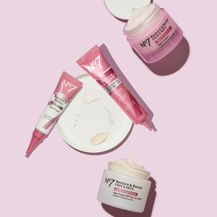 No7 Restore & Renew Multi Action Night Cream 50 ml nattkrem med serum og øyekrem som viser fyldig tekstur.