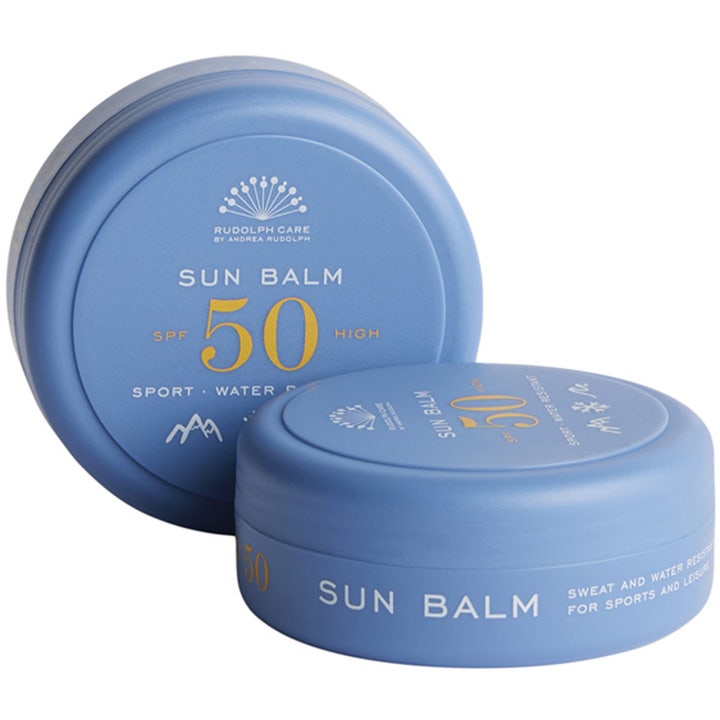 Rudolph Care Sun Balm SPF 50 vannavstøtende solkrem i to runde blå krukker med gul og hvit tekst.