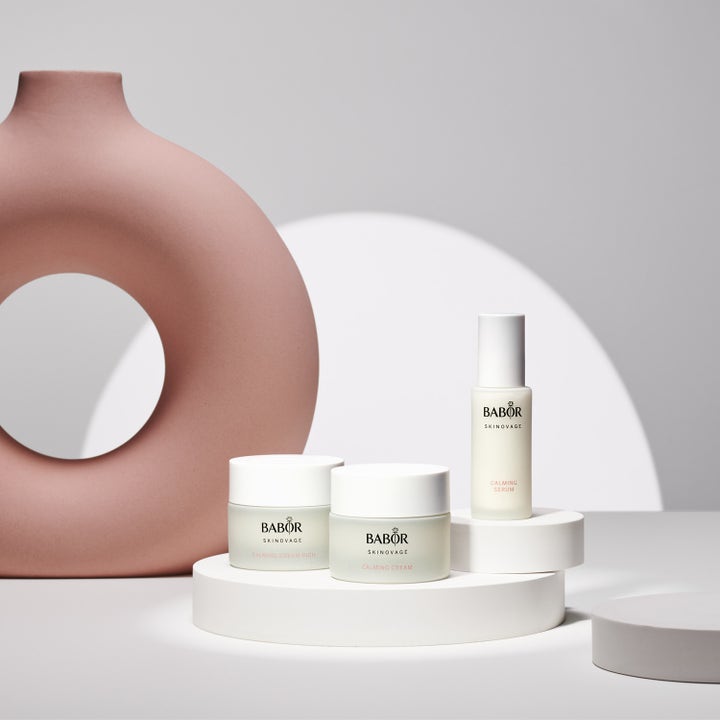 Babor Calming Cream Rich 50 ml beroligende ansiktskrem i frostet glasskrukke i et stilrent miljø.