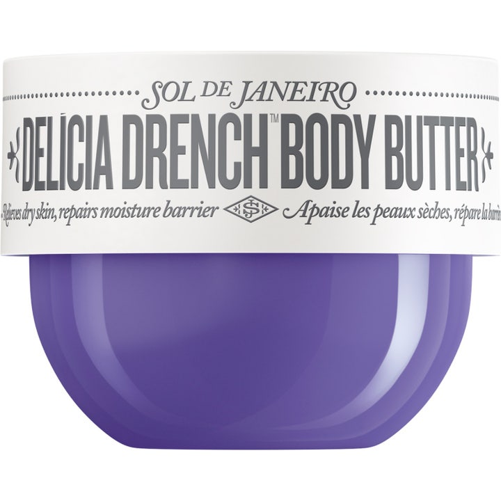 Sol de Janeiro Delícia Drench Body Butter reparerer fuktighetsbarrieren i en lilla krukke med hvitt lokk.