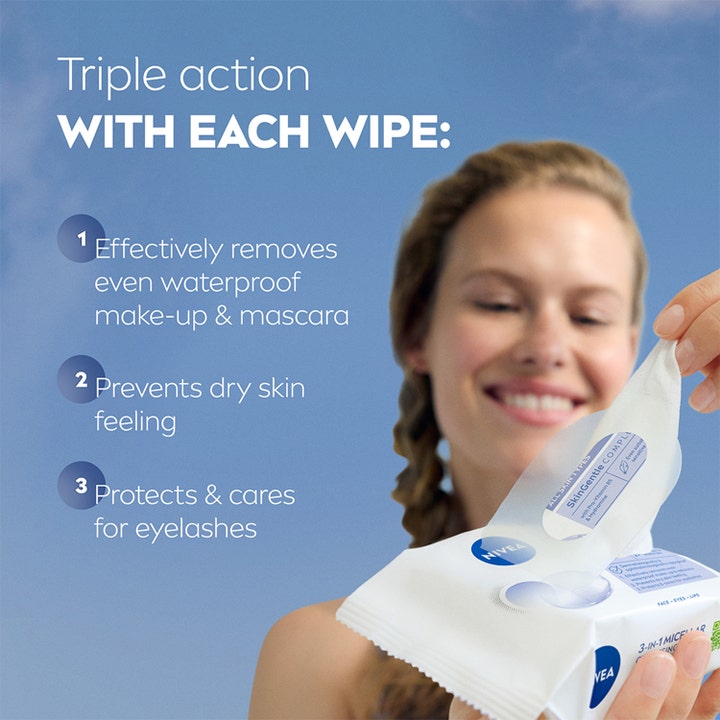NIVEA MicellAIR Expert Wipes 25 stk sminkefjerner fjerner vannfast sminke vist med kvinne som tar ut en hvit renseserviett