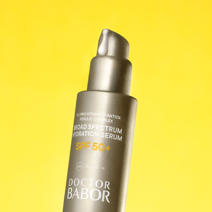 Babor Doctor Babor Broad Spectrum Hydration Serum 30 ml gir fuktighet og SPF 50+ i grå pumpeflaske med hvit dråpe.