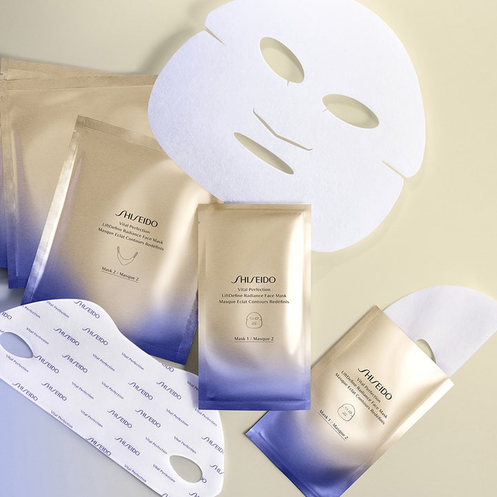 Shiseido Vital Perfection Liftdefine Radiance Face Mask 10 g sheet mask for løft og glød i gull og blå poser