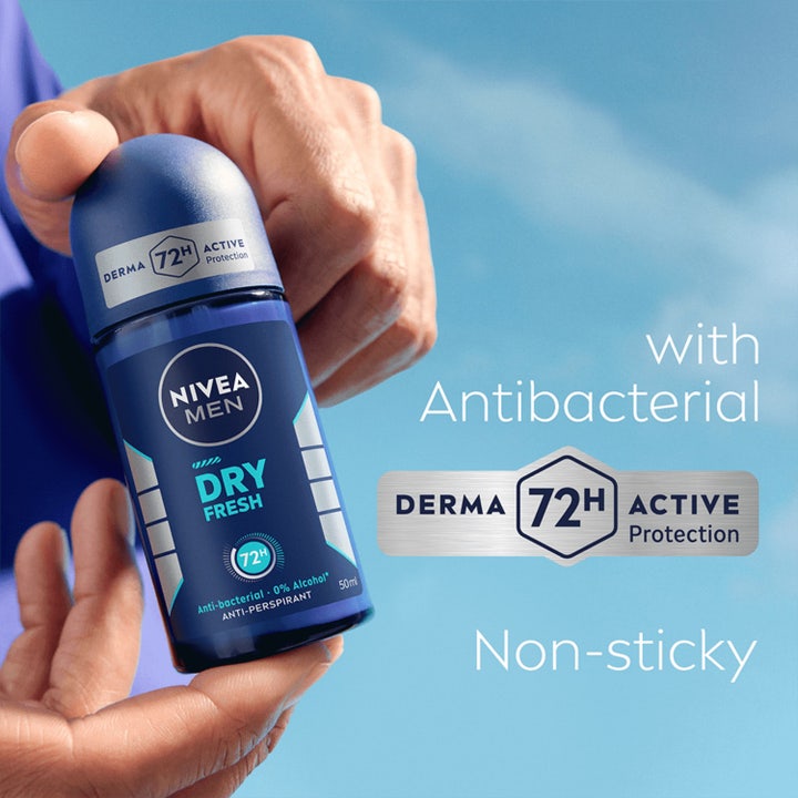 NIVEA MEN Dry Fresh roll-on 50 ml gir 72 timers beskyttelse i en blå glassflaske holdt av en hånd.