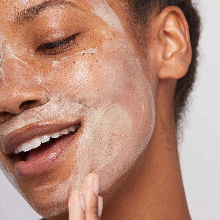 Dermalogica Multivitamin Power Recovery Masque 15 ml ansiktsmask påført i et kremet lag på en smilende person.