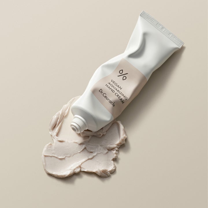 Dr. Ceuracle Vegan Aquarizing Hand Cream 50 ml fuktgivende håndkrem i hvit tube liggende på en tykk kremet tekstur