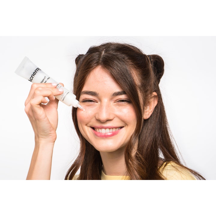 Niche Beauty Lab Acnemy Zitpeel 40 ml ansiktspeeling mot kviser som påføres av en smilende kvinne fra hvit tube