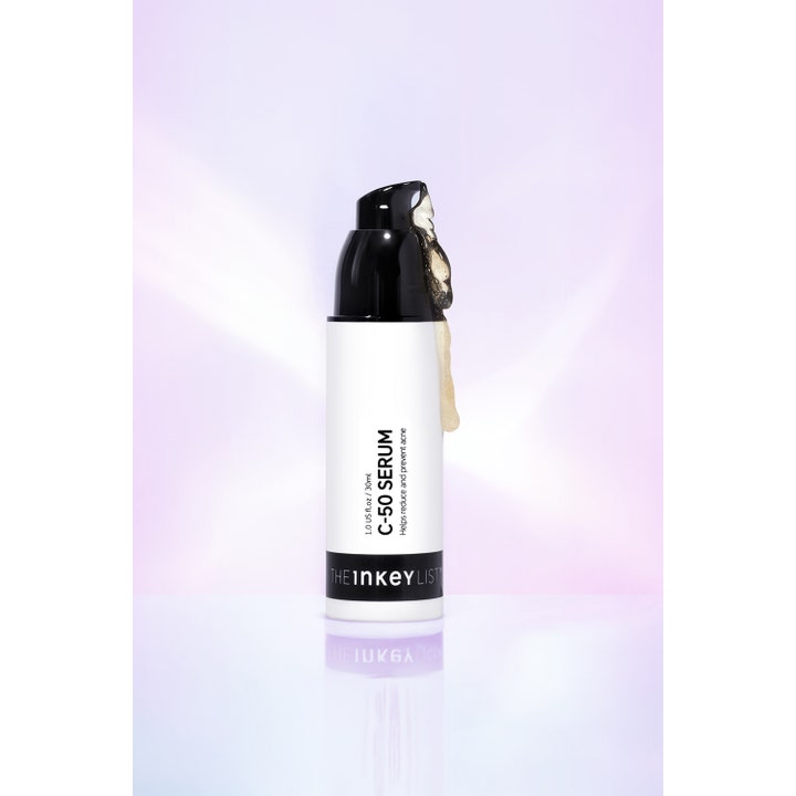 The INKEY List C-50 Serum 30 ml mot kviser i hvit pumpeflaske med en dryppende gyllen geltekstur.
