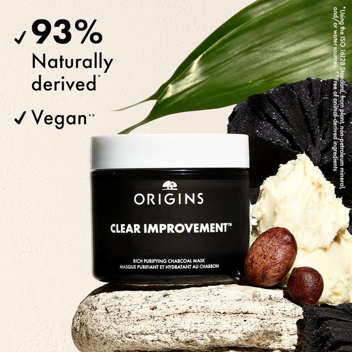 Origins Mask Masters 105 ml vegansk 93% naturlig ansiktsmaske i svart krukke ved siden av trekull og hvit sheasmør.