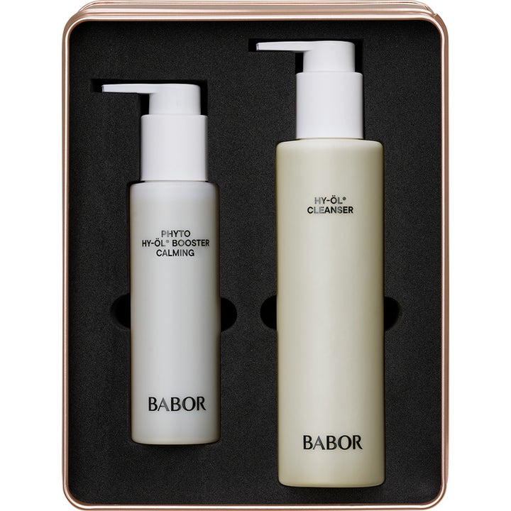 Babor Hy-Öl Cleanser og Phyto Booster Calming beroligende ansiktsrens i hvite pumpeflasker i en mørk eske.