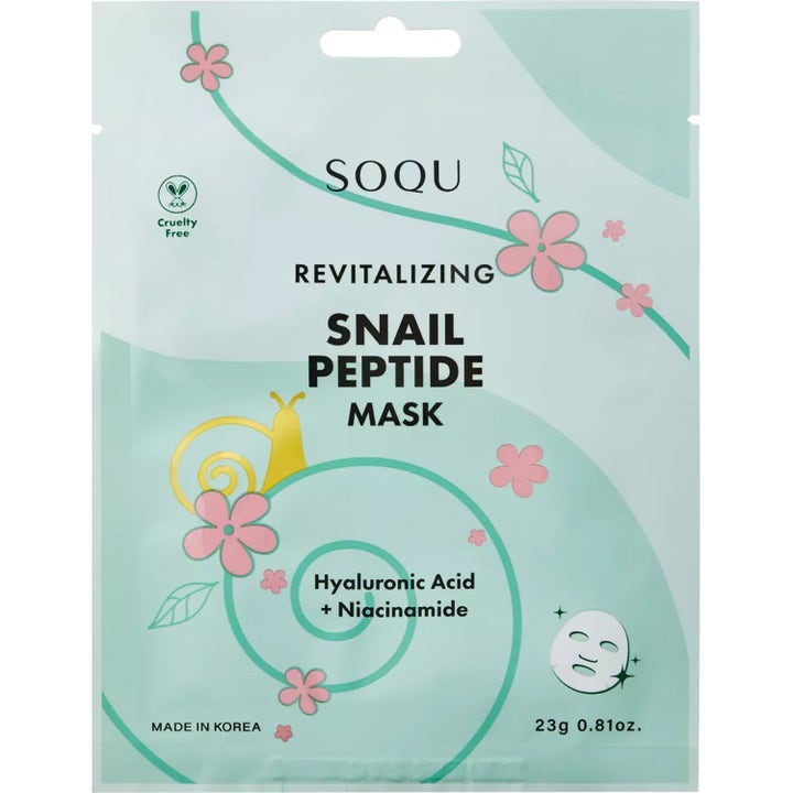 SOQU Revitalizing Snail Peptide Mask 23g fuktighetsgivende sheetmaske i lyseblå innpakning med rosa blomster og snegle.