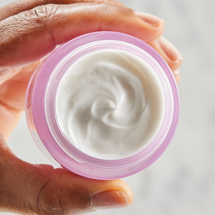 No7 Menopause Skincare Nourishing Overnight Cream 50 ml nattkrem med hvit, fyldig konsistens i rosa krukke