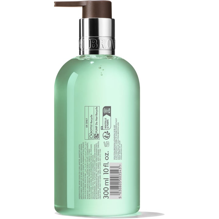Molton Brown Refined White Mulberry 300 ml håndsåpe viser baksiden av flasken med ingredienser og resirkuleringsinfo.