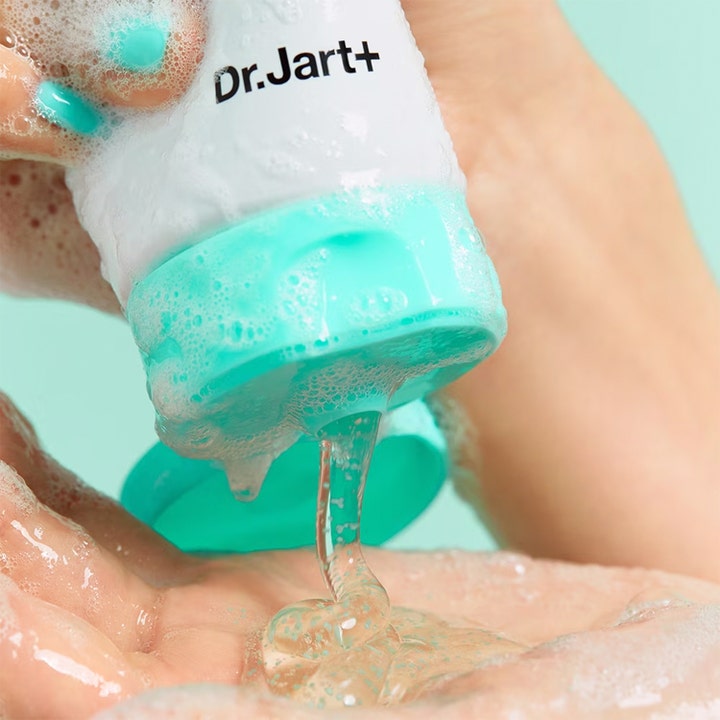 Dr.Jart+ Pore-remedy Renewing Foam Cleanser 150 ml pore-rensende gel med korn som skummer opp i en hånd