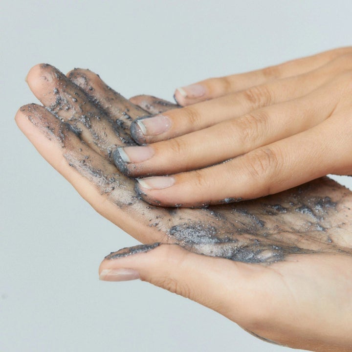 Dermalogica Daily Superfoliant Duo 114 g eksfoliering med grå kornete tekstur som masseres mellom hendene